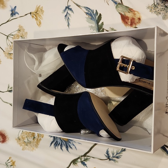 Neiman Marcus Sandals NIB - Picture 2 of 4